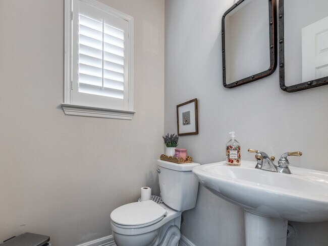 Building Photo - 1159 Enclave Square E