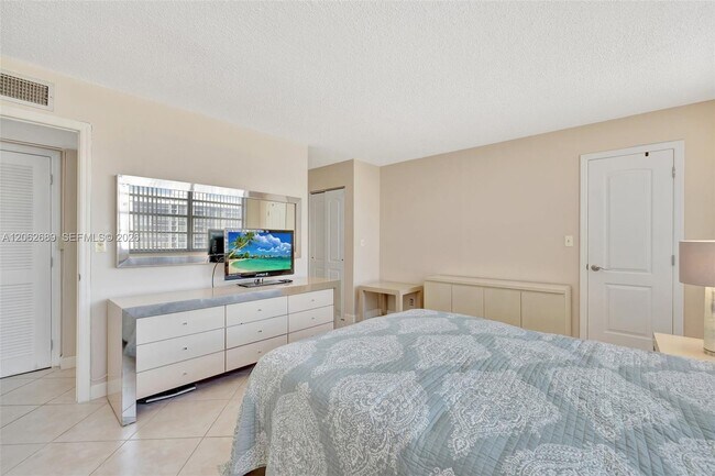 Building Photo - 3113 S Ocean Dr