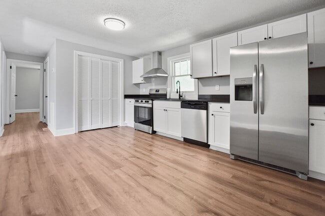 Building Photo - Pet Friendly Two Bedroom!