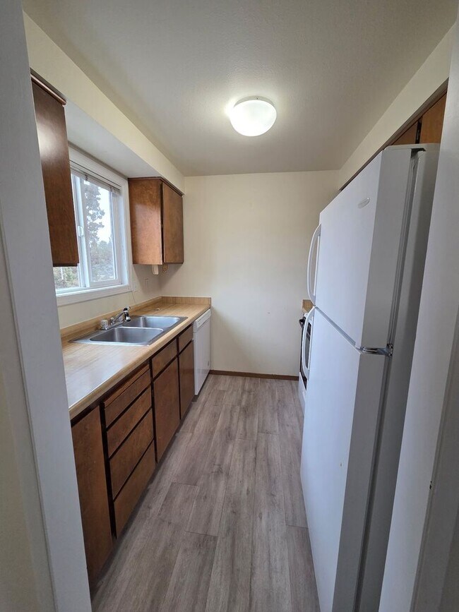 Building Photo - 2 Bed/1 Bath Apartment in NE Bend - Wichita Way