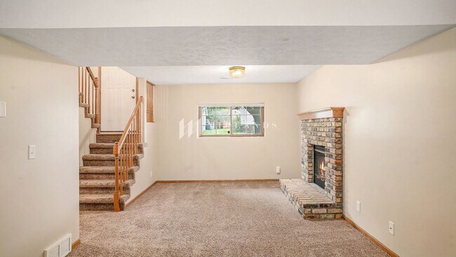 Building Photo - CHALCO POINT SPLIT LEVEL