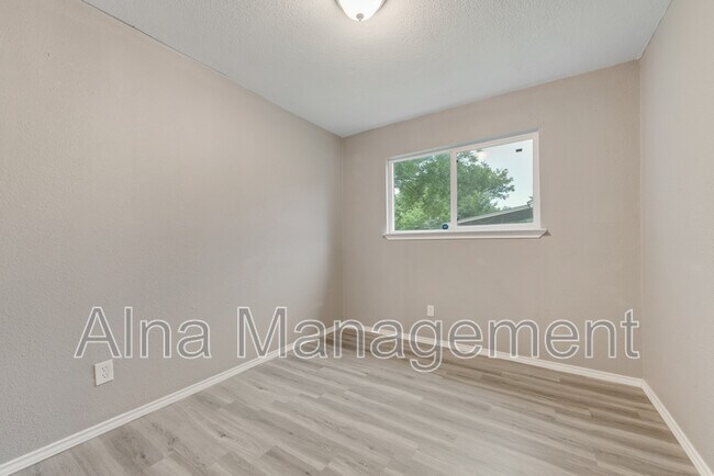Building Photo - 1406 Willowbrook St