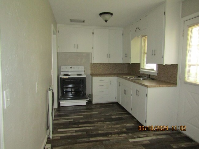 Building Photo - Very nice spacious home located in the Tom...