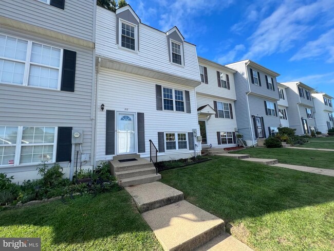 Primary Photo - Townhome in the Pines of Laurel that featu...