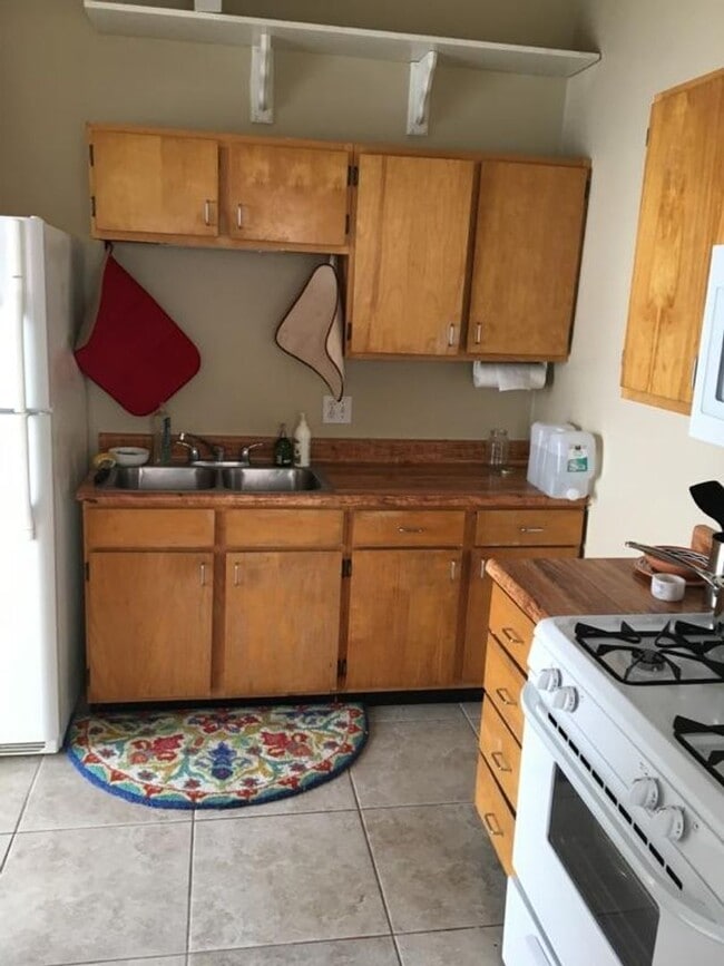Building Photo - **Coastal Charm in Central Encinitas – 2 B...