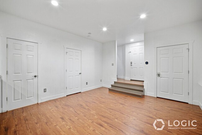 Building Photo - 462 E Haven Ave
