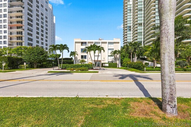 Building Photo - 1601 S Flagler Dr