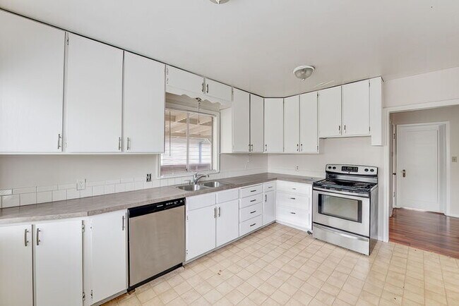 Building Photo - CUTE AND COZY FOUR BEDROOM IN LONGVIEW