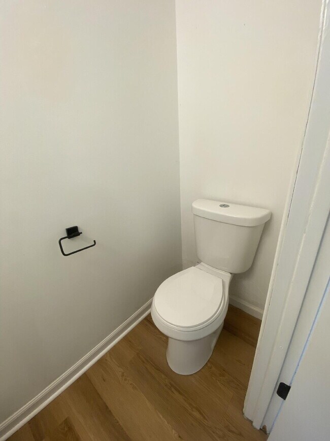 Building Photo - Charming 2 Bed, 1.5 Bath in the Heart of East Nashville