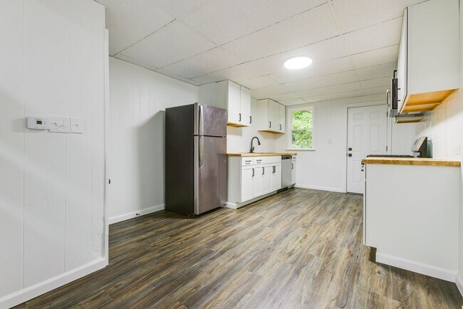 Building Photo - AVAILABLE August 2026 - Fully Renovated Mount Washington Charmer with Historic Details & Modern U...