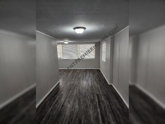 Building Photo - 741 Lynda Dr