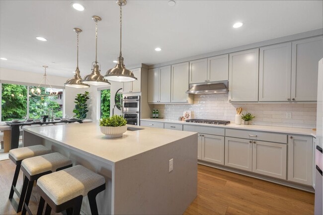 Building Photo - Comfort Meets Convenience in This Bellevue Condo