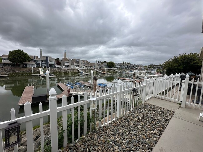 Building Photo - 180 Pelican Loop