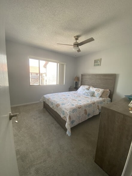 Queen-size bed - 1634 Stickney Point Rd