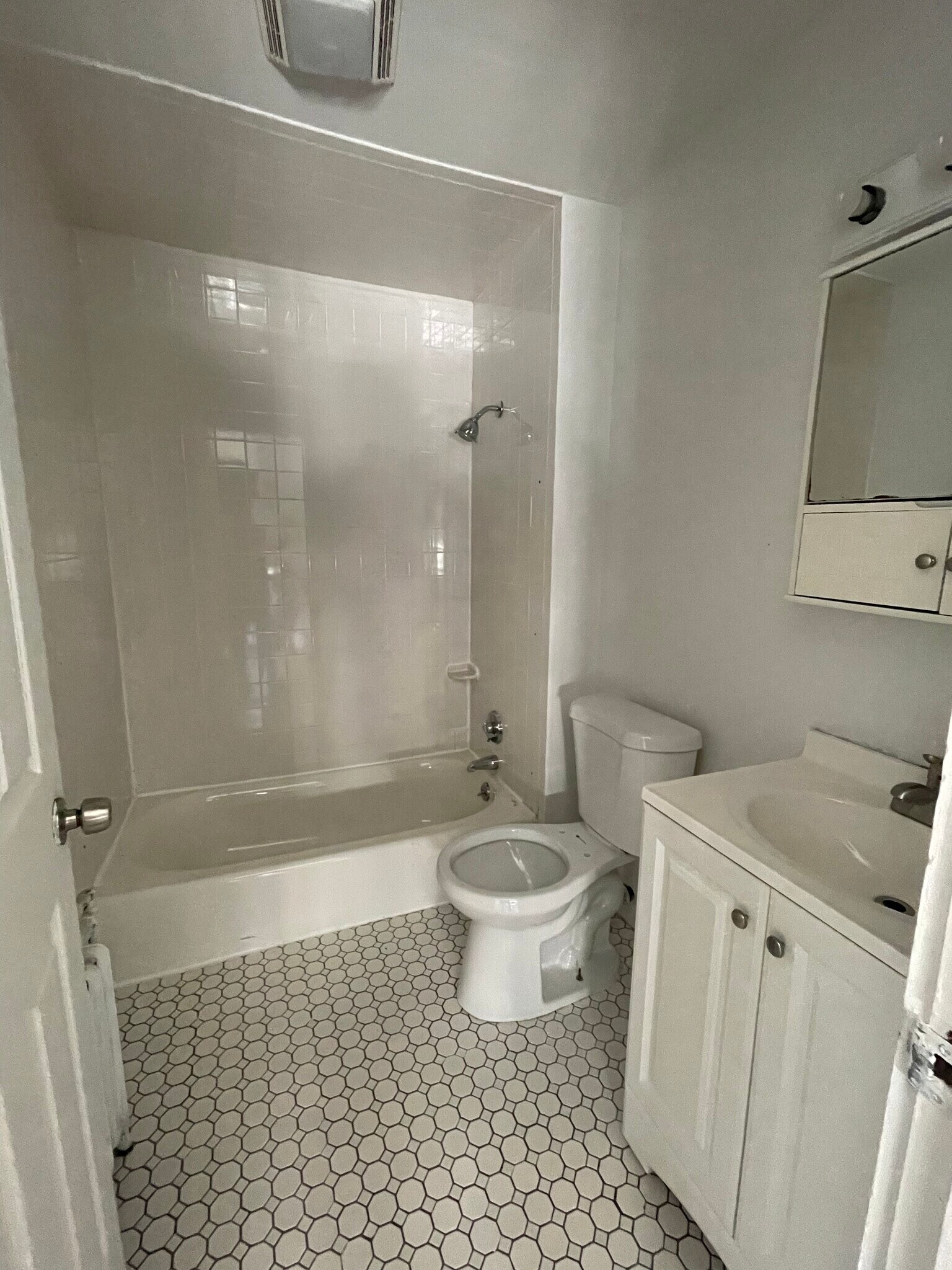 Building Photo - 255 Glen St