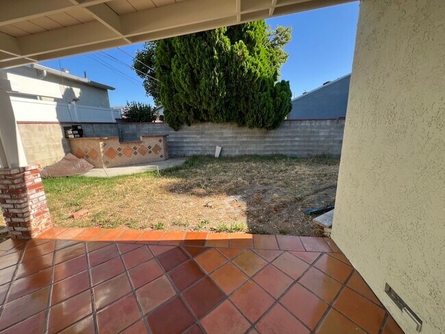 Building Photo - 10915 Whitaker Ave