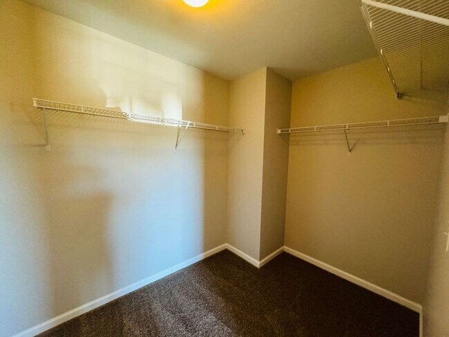 Building Photo - 4 bed 2.5 bath located in The Links at Way...