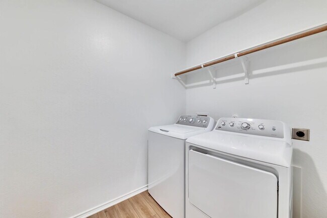 Building Photo - 113 River Rise Rd