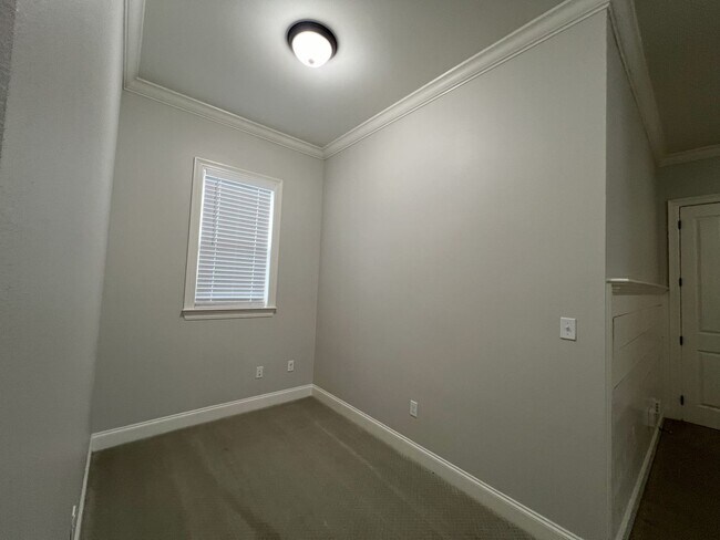 Building Photo - Stunning 4 bedroom, 3 bathroom 2 story hom...