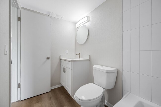 Building Photo - Spacious 1 Bed-1Bath Apartment Newly Renov...
