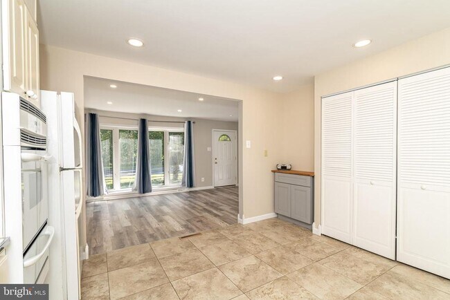 Building Photo - 400 E Main St