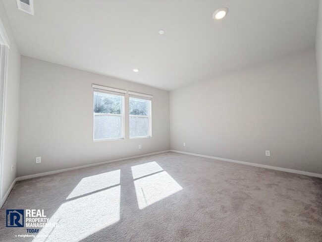 Building Photo - Stunning 4-Bedroom Home with Mount Rainier Views in Rainier Ridge!
