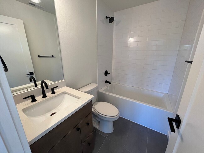 Building Photo - Beautiful 4Bd + 3Ba Home in North Portland...