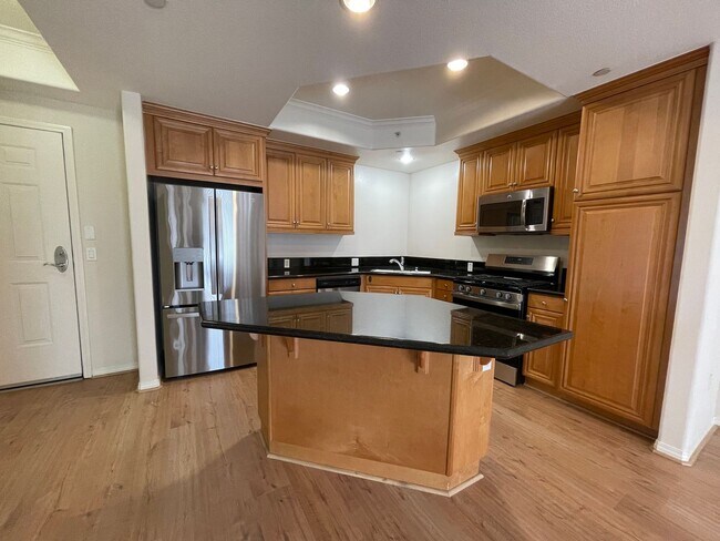 Building Photo - Updated Condo on Top Floor in Harbor City