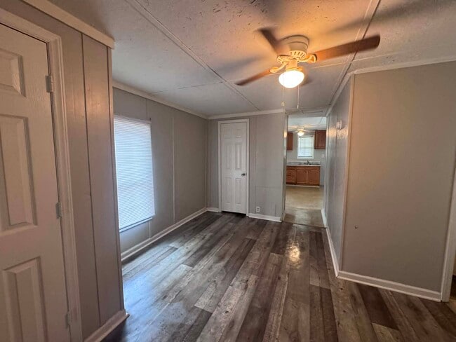 Building Photo - 613 E Johnston-AVS