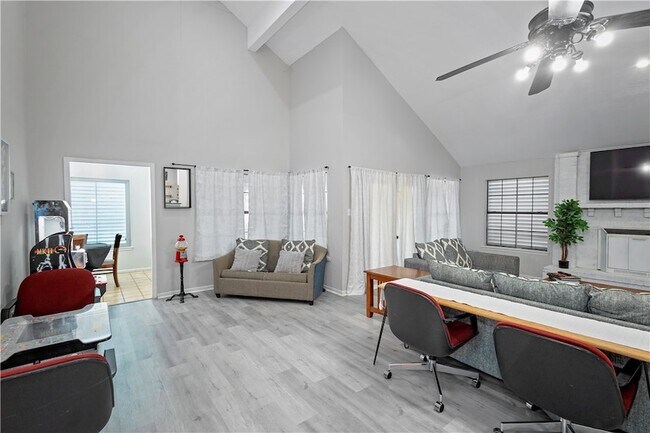 Building Photo - 426 Rossiter St