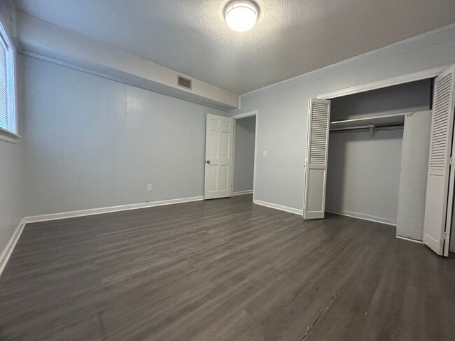 Building Photo - Large 4 bedroom 3 bathroom house in the he...