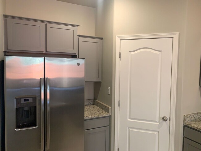 Building Photo - Newer Home in  Metro Park Village