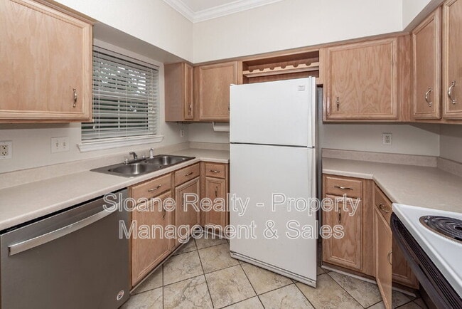 Building Photo - 700 Daniel Ellis Dr