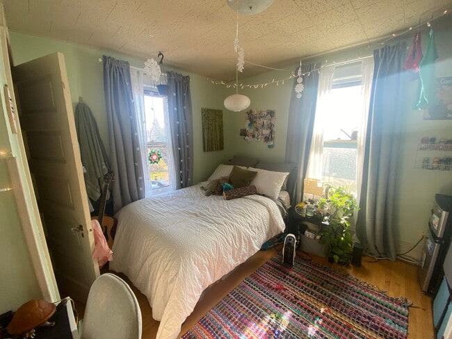 Building Photo - AVAILABLE JUNE - 6 BED 1.5 BATH Close to Campus!