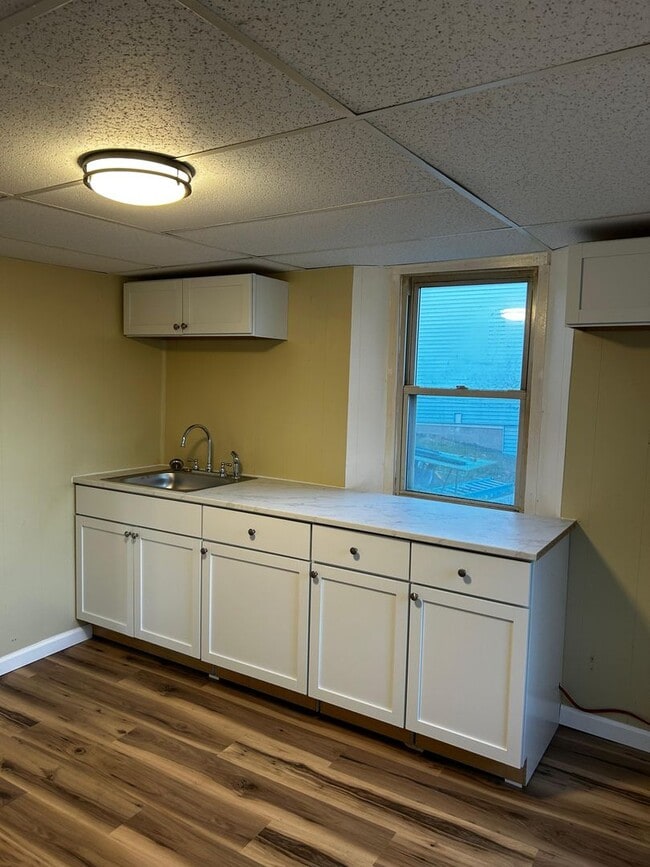 Building Photo - 92 Farview St