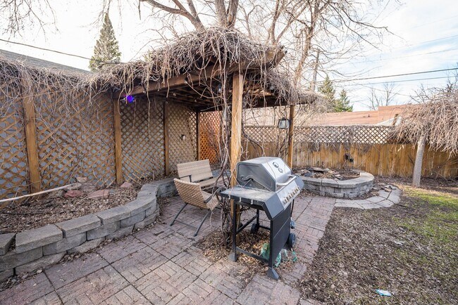 Building Photo - Great 4 Bedroom/2 Bath Home near UND!