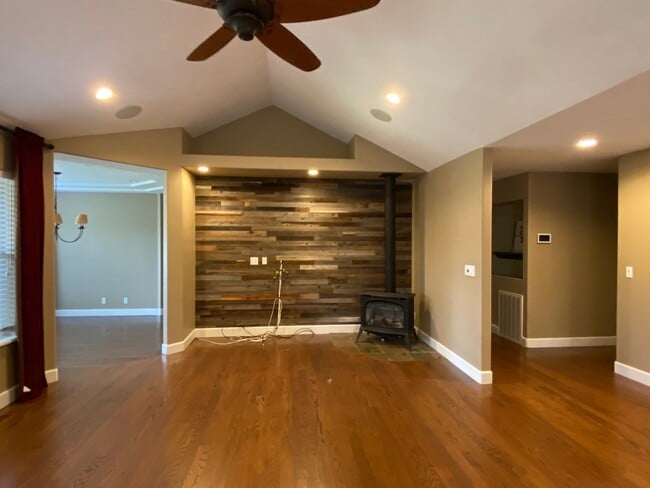 Building Photo - 12609 Oak Cir