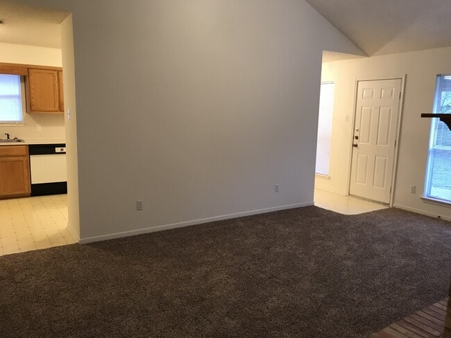Building Photo - 1000 Parkview Cir