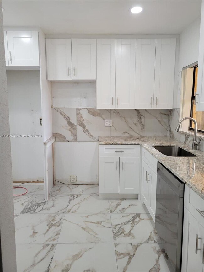 Building Photo - 3883 Coral Tree Cir