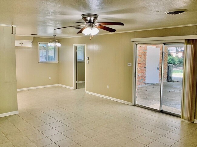 Building Photo - Immaculate home in Broadmoor