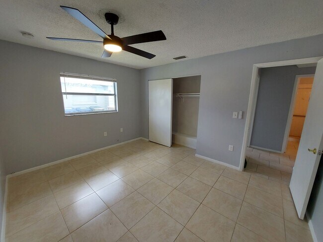 Building Photo - Adorable and Comfortable Sarasota Duplex! **Housing Choice Vouchers accepted**