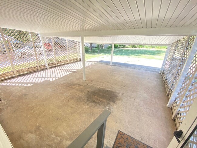 Building Photo - 2bd/1ba Renovated House near Downtown w/ Huge Fenced Backyard & 2 Carport