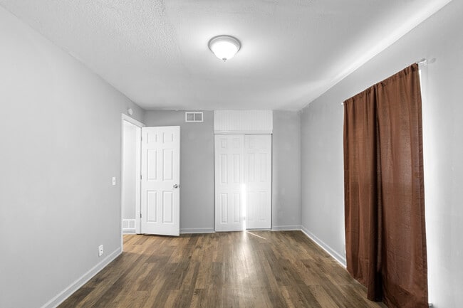 Building Photo - 711 ManApart