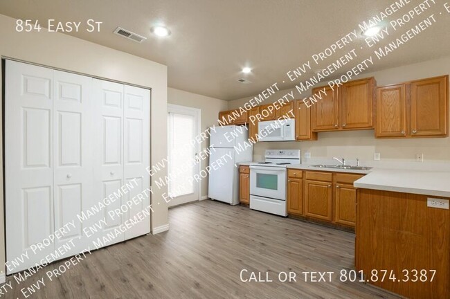 Building Photo - Comfortable 3 Bed - 2 Bath - Pet-Friendly ...