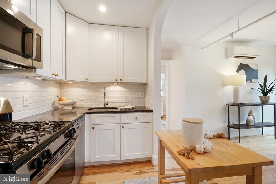 Building Photo - 1514 Newton St NW