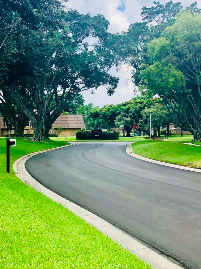 Building Photo - 1120 11th Ct