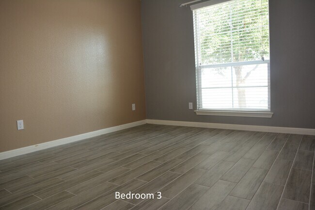 Building Photo - 406 Comal Run