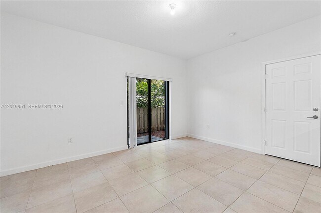 Building Photo - 1541 SW 28th St