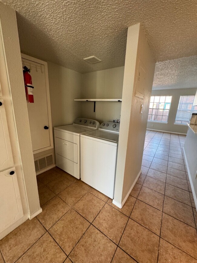 Building Photo - 936 San Pedro Dr SE