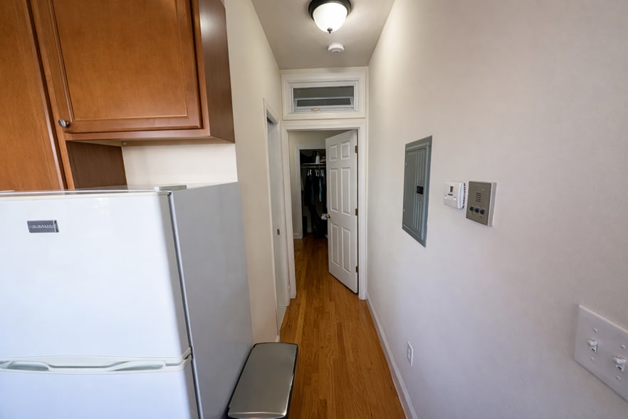 Building Photo - 1054 Cambridge St